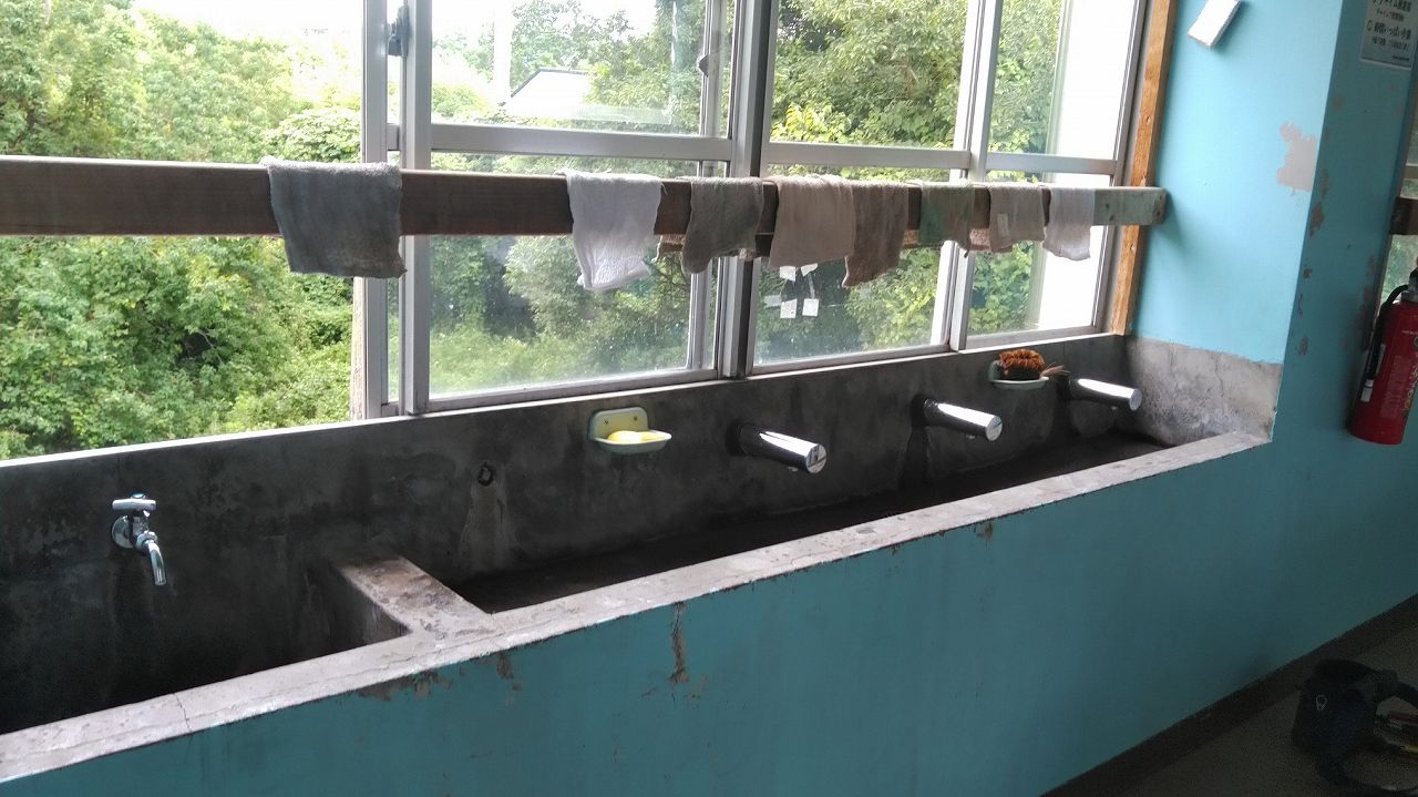 学校の水道・照明・エアコン・トイレ・プールも