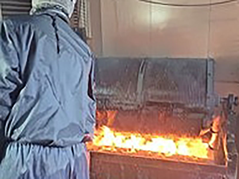 国産炭を使った鶏肉炭火焼製造の様子